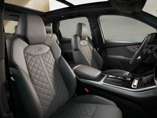 아우디_The new Q7_2026년형_가솔린 3.0_55 TFSI Quattro Premium_color_int_Valcona leather with S embossing and rhombus pattern(로터 그레이).jpg