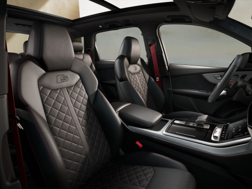 아우디_The new Q7_2026년형_가솔린 3.0_55 TFSI Quattro Premium_color_int_Valcona leather with S embossing and rhombus pattern(Black Crimson Red).jpg